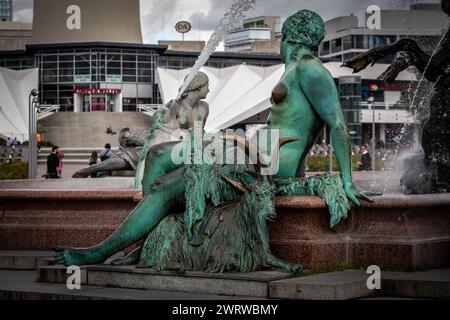 Settembre 2022 - Fontana raffigurante il dio romano dell'acqua, Nettuno e 4 donne che rappresentano i principali fiumi della Prussia a Berlino, la capitale della Germania Foto Stock