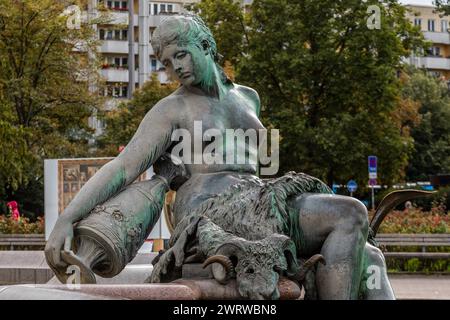 Settembre 2022 - Fontana raffigurante il dio romano dell'acqua, Nettuno e 4 donne che rappresentano i principali fiumi della Prussia a Berlino, la capitale della Germania Foto Stock