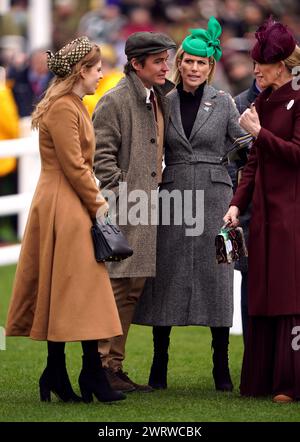 Principessa Beatrice, Edoardo Mapelli mozzi e Zara Tindall il terzo giorno del Cheltenham Festival 2024 all'ippodromo di Cheltenham. Data foto: Giovedì 14 marzo 2024. Foto Stock