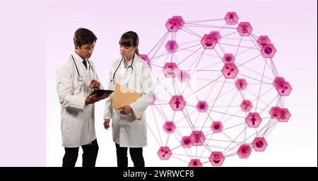 I medici discutono la ricerca medica globale su un tablet, circondato da icone digitali. Foto Stock