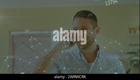 Immagine della rete di connessioni e del cambiamento dei numeri sull'uomo caucasico che parla sullo smartphone Foto Stock