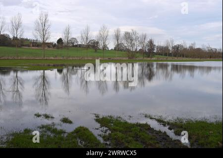 Campi allagati dopo forti piogge vicino al castello di Broughton vicino a Banbury, nell'Oxfordshire Foto Stock