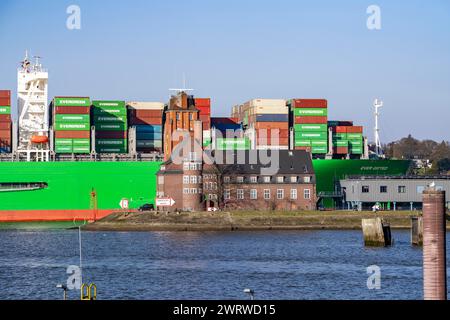 La nave portacontainer Ever Gifted entra nel porto di Amburgo sull'Elba, la compagnia di navigazione Evergreen, Singapore, lunga 399 m, può trasportare oltre 20.000 container Foto Stock