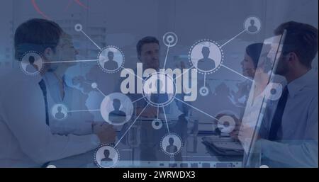 Immagine di icone del profilo che si collegano con linee sopra i colleghi caucasici che discutono durante la riunione Foto Stock