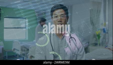 Immagine di grafici e interfaccia infografica su un medico asiatico sorridente in piedi in ospedale Foto Stock