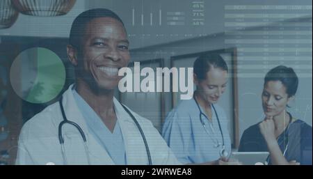 Immagine dell'interfaccia infografica su un medico afroamericano sorridente in piedi con le braccia incrociate Foto Stock