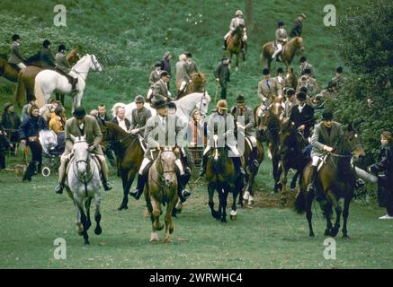 Hunt Lawn si incontra nei terreni di Bagborough House. Il Off, è l'ultimo giorno di caccia della stagione di caccia al cervo. Quantock Staghounds, a West Bagborough, Somerset, Inghilterra marzo 1997 1990s UK HOMER SYKES Foto Stock