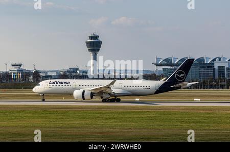 Ein Airbus A350-941 von Lufthansa landet auf der Sübahn des Flughafen München. Immatrikulation des Langstreckenflugzeug D-AIXC. (München, Deutschland, Foto Stock