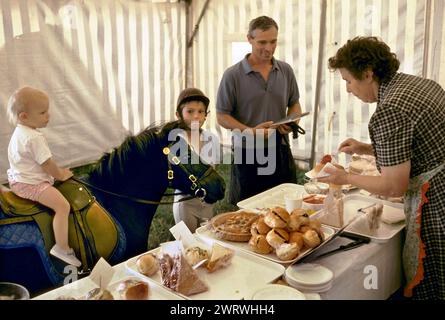 Giovane bambina sul suo pony nella tenda da tè durante l'annuale club estivo di pony gymkhana 1997. Quantock Hills Somerset anni '1990 UK HOMER SYKES Foto Stock