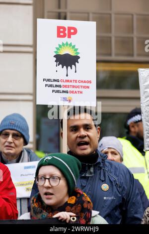 9 dicembre 2023. St James Sq., Londra, Regno Unito. Protesta della Climate Justice Coalition fuori dagli uffici della BP. Foto Stock