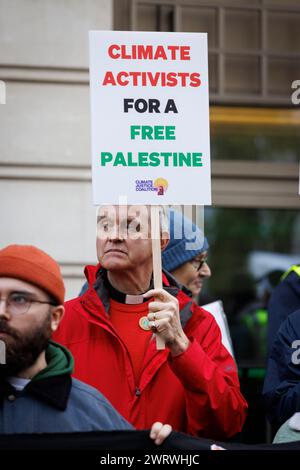 9 dicembre 2023. St James Sq., Londra, Regno Unito. Protesta della Climate Justice Coalition fuori dagli uffici della BP. Foto Stock