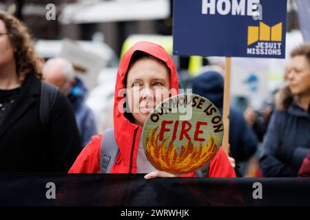 9 dicembre 2023. St James Sq., Londra, Regno Unito. Protesta della Climate Justice Coalition fuori dagli uffici della BP. Foto Stock