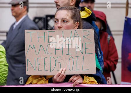 9 dicembre 2023. St James Sq., Londra, Regno Unito. Protesta della Climate Justice Coalition fuori dagli uffici della BP. Foto Stock