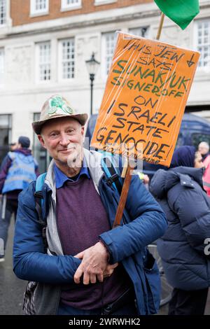 9 dicembre 2023. St James Sq., Londra, Regno Unito. Protesta della Climate Justice Coalition fuori dagli uffici della BP. Foto Stock