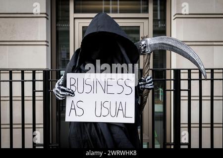 9 dicembre 2023. St James Sq., Londra, Regno Unito. "Affari come al solito". Protesta della Climate Justice Coalition fuori dagli uffici della BP. Foto Stock