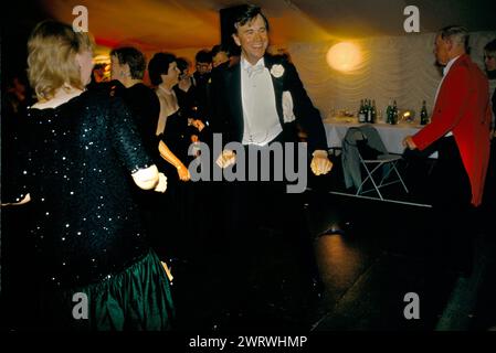 Il Quantock Staghounds, che festeggia la fine della stagione di caccia, danzerà tutta la notte in un tendone allestito nei terreni di Bagborough House. West Bagborough, Somerset, Inghilterra 9 maggio 1997 1990s UK HOMER SYKES Foto Stock