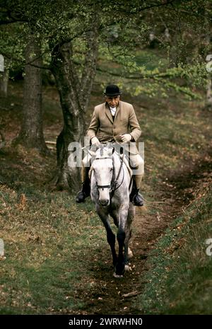 West Bagborough, Somerset, Inghilterra marzo 1997. I Quantock Staghounds, un vecchio cacciatore a cavallo di ritorno da una giornata di caccia nelle colline Quantock. UK 1990S HOMER SYKES Foto Stock