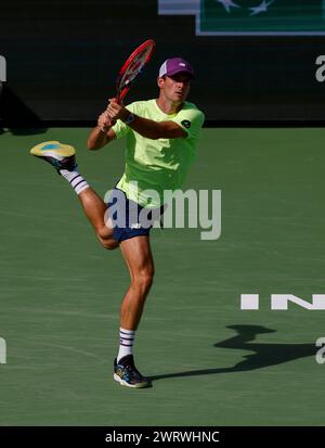 13 marzo 2024 Tommy Paul torna un tiro contro l'italiano Luca Nardi durante il BNP Paribas Open di Indian Wells, CA. Charles Baus/CSM (immagine di credito: © Charles Baus/Cal Sport Media) Foto Stock