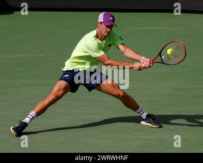 13 marzo 2024 Tommy Paul torna un tiro contro l'italiano Luca Nardi durante il BNP Paribas Open di Indian Wells, CA. Charles Baus/CSM (immagine di credito: © Charles Baus/Cal Sport Media) Foto Stock