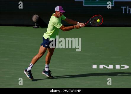 13 marzo 2024 Tommy Paul torna un tiro contro l'italiano Luca Nardi durante il BNP Paribas Open di Indian Wells, CA. Charles Baus/CSM (immagine di credito: © Charles Baus/Cal Sport Media) Foto Stock