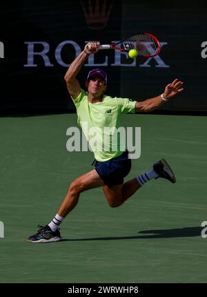 13 marzo 2024 Tommy Paul torna un tiro contro l'italiano Luca Nardi durante il BNP Paribas Open di Indian Wells, CA. Charles Baus/CSM Foto Stock