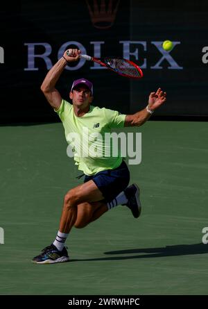 13 marzo 2024 Tommy Paul torna un tiro contro l'italiano Luca Nardi durante il BNP Paribas Open di Indian Wells, CA. Charles Baus/CSM Foto Stock