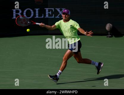 13 marzo 2024 Tommy Paul torna un tiro contro l'italiano Luca Nardi durante il BNP Paribas Open di Indian Wells, CA. Charles Baus/CSM Foto Stock