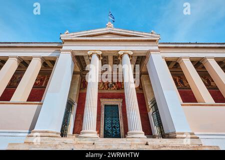 Atene, Grecia - 3 marzo 2024: Edificio dell'Università Nazionale e Capodistria di Atene nel centro della città Foto Stock