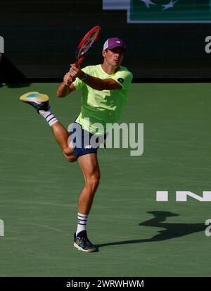 13 marzo 2024 Tommy Paul torna un tiro contro l'italiano Luca Nardi durante il BNP Paribas Open di Indian Wells, CA. Charles Baus/CSM Foto Stock