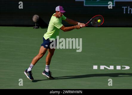 13 marzo 2024 Tommy Paul torna un tiro contro l'italiano Luca Nardi durante il BNP Paribas Open di Indian Wells, CA. Charles Baus/CSM Foto Stock