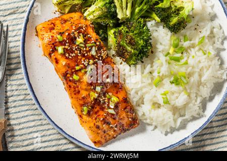 Salmone al miele caldo al forno con riso e broccoli Foto Stock