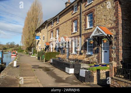 Fila di cottage di fronte al Grand Union Canal a Stoke Bruerne nel Northamptonshire, presa il 16 febbraio 2024. Foto Stock