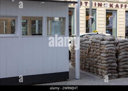 Settembre 2022 - Checkpoint Charlie Landmark che segna il confine est e ovest di Berlino con una casa di guardia bianca e la linea di confine acciottolata a Berlino, Capit Foto Stock