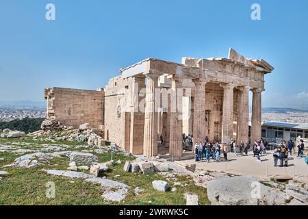 Atene, Grecia - 02 marzo 2024: Dettagli architettonici dei Propilei sull'Acropoli di Atene Foto Stock