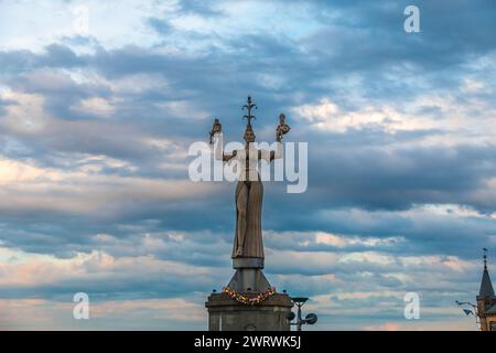 Splendida vista ravvicinata della famosa statua di Imperia all'ingresso del porto di Costanza (Costanza) sul lago di Costanza (Bodensee) in Germania su una bella... Foto Stock