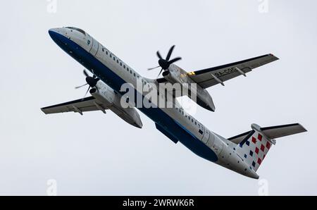 Eine Bombardier Das 8 Q400 von Croatia Airlines con von der Südbahn des Flughafen München. Registrazione 9A-CQC. (München, Deutschland, 07.04.2023) Foto Stock