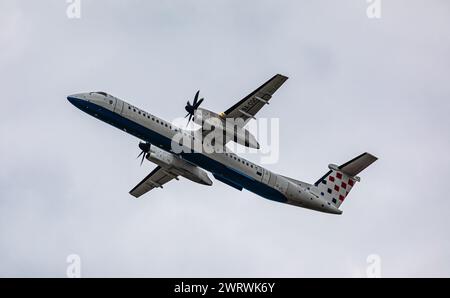 Eine Bombardier Das 8 Q400 von Croatia Airlines con von der Südbahn des Flughafen München. Registrazione 9A-CQC. (München, Deutschland, 07.04.2023) Foto Stock