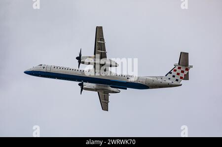 Eine Bombardier Das 8 Q400 von Croatia Airlines con von der Südbahn des Flughafen München. Registrazione 9A-CQC. (München, Deutschland, 07.04.2023) Foto Stock