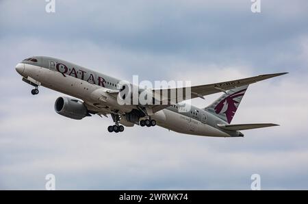 Eine Boeing 787-8 Dreamliner von Qatar Airways startet von der Südbahn des Flughafen München. Registrazione A7-BCJ. (München, Deutschland, 07.04.2023) Foto Stock