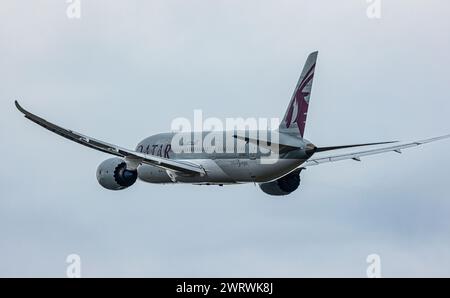 Eine Boeing 787-8 Dreamliner von Qatar Airways startet von der Südbahn des Flughafen München. Registrazione A7-BCJ. (München, Deutschland, 07.04.2023) Foto Stock