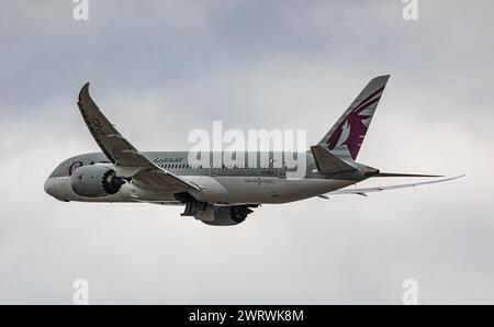 Eine Boeing 787-8 Dreamliner von Qatar Airways startet von der Südbahn des Flughafen München. Registrazione A7-BCJ. (München, Deutschland, 07.04.2023) Foto Stock