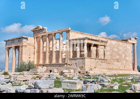 Atene, Grecia - 2 marzo 2024: Sei cariatidi o cariatidi al Portico dell'Eretteo nell'Acropoli Foto Stock