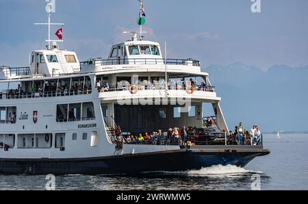 Die Autofähre Romanshorn kommt aus Friedrichshafen und steuert den Hafen Romanshorn AN. (Romanshorn, Svizzera, 21.05.2023) Foto Stock