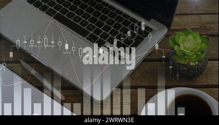 Immagine digitale di grafici che si muovono sullo schermo con lo sfondo di uno spazio di lavoro con una tazza di caffè, Foto Stock