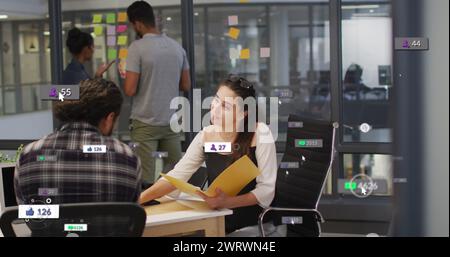 Immagine di più barre di notifica su diversi colleghi che condividono idee in ufficio Foto Stock