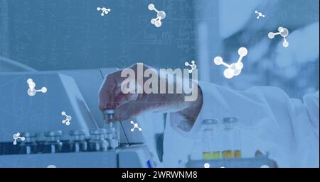 Immagine di molecole ed equazioni matematiche su uno scienziato caucasico che tiene fiale in laboratorio Foto Stock