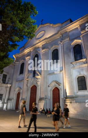 Lisbona, Portogallo - 15 ottobre 2023: La Chiesa e il Convento di nostra Signora della Grazia di notte. Foto Stock