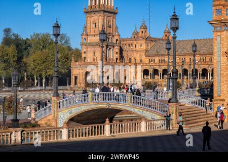 Siviglia, Andalusia, Spagna - 24 ottobre 2023: Padiglione Plaza de Espana e ponte sul canale nel Parco Maria Luisa, punto di riferimento della città. Foto Stock