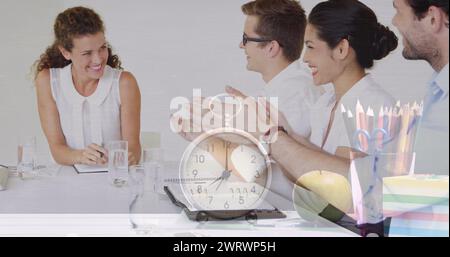 Immagine dell'orologio su persone d'affari diverse che parlano Foto Stock