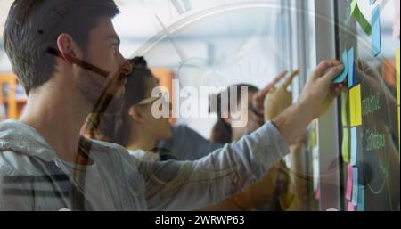 Immagine dell'orologio su diversi professionisti che prendono appunti Foto Stock